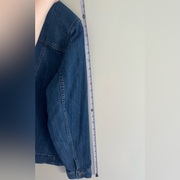 Croft & Barrow Women’s Classic Light Blue Jean Jacket with Pockets - Picture 6 of 9